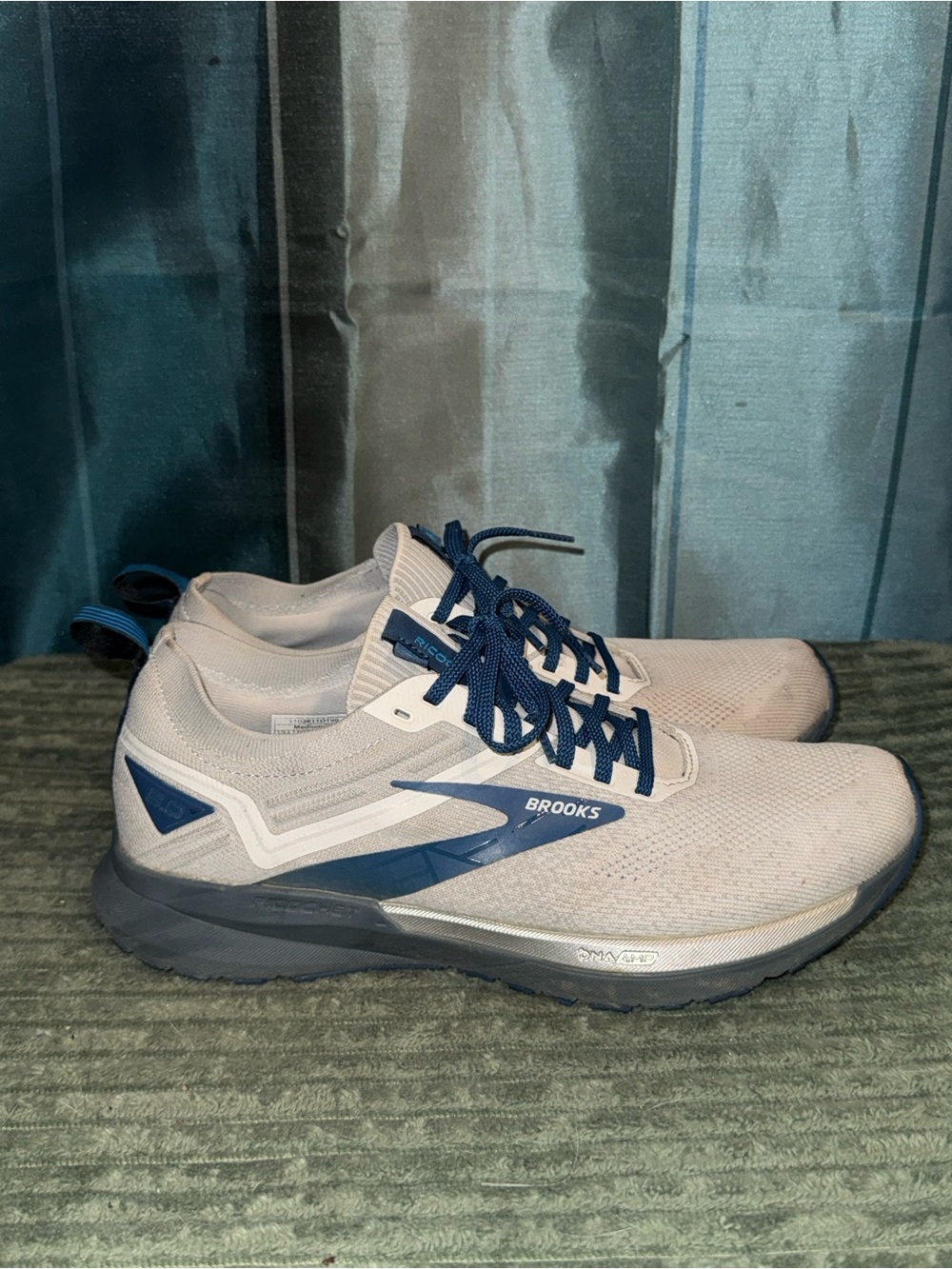 Brooks Men's Running Sneakers in Light Gray and Navy Blue